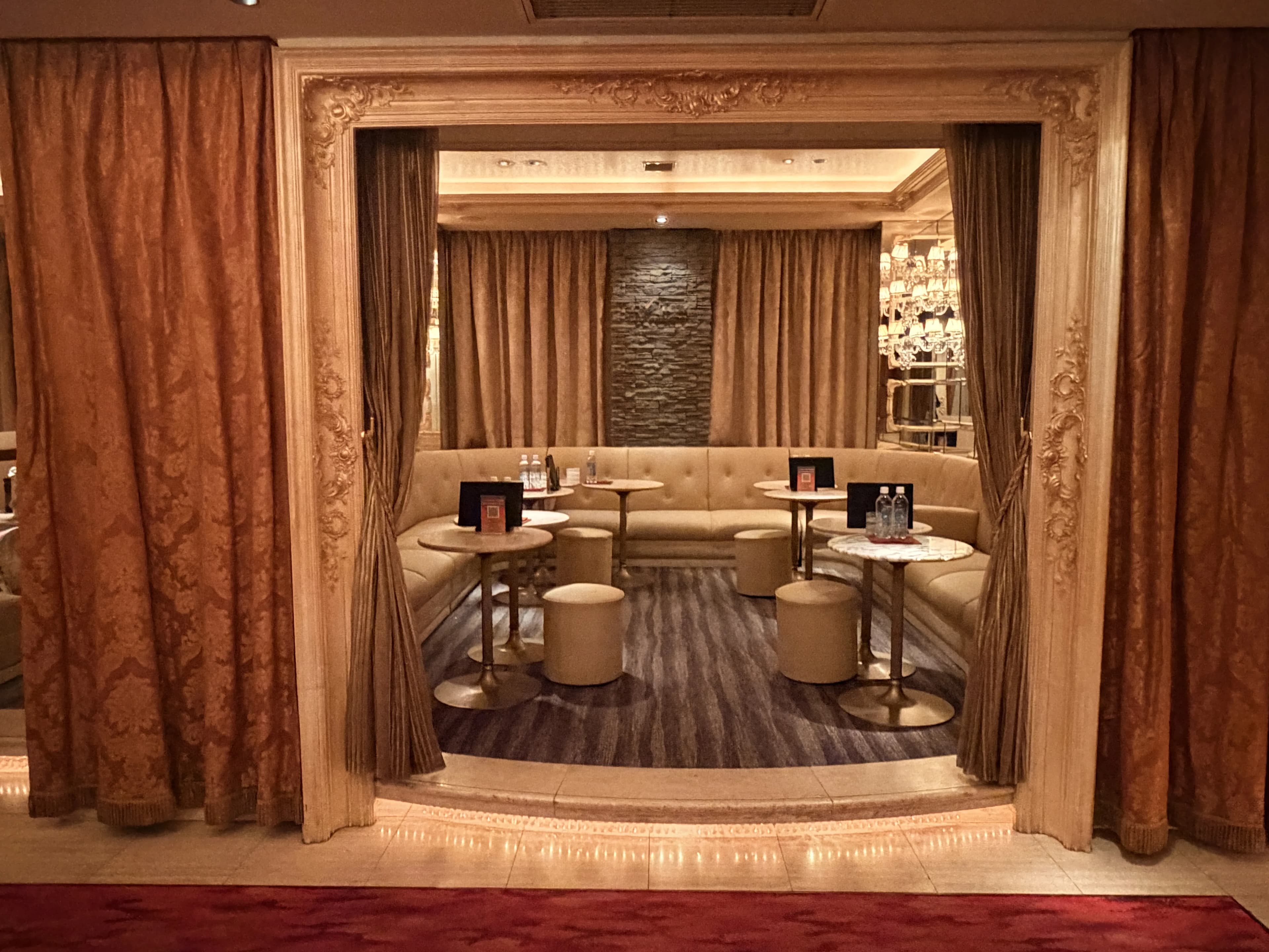 カーテンルーム